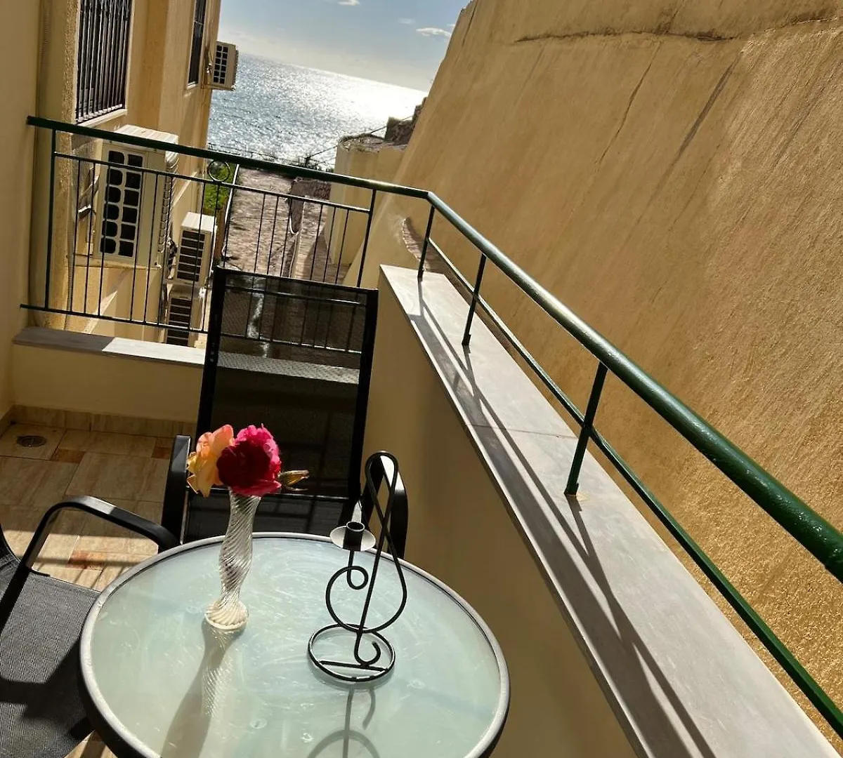 Apartment Near The Beach With Sea View & Balcony Saranda  ساراندا